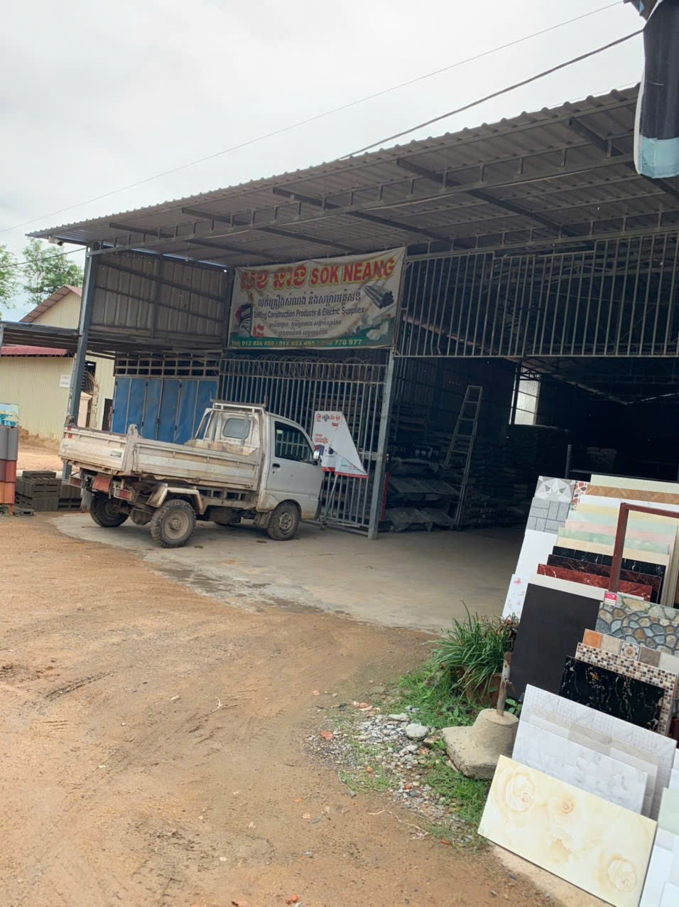 ឃ្លាំង និងសម្ភារៈសំណង់នៅកម្ពុជា