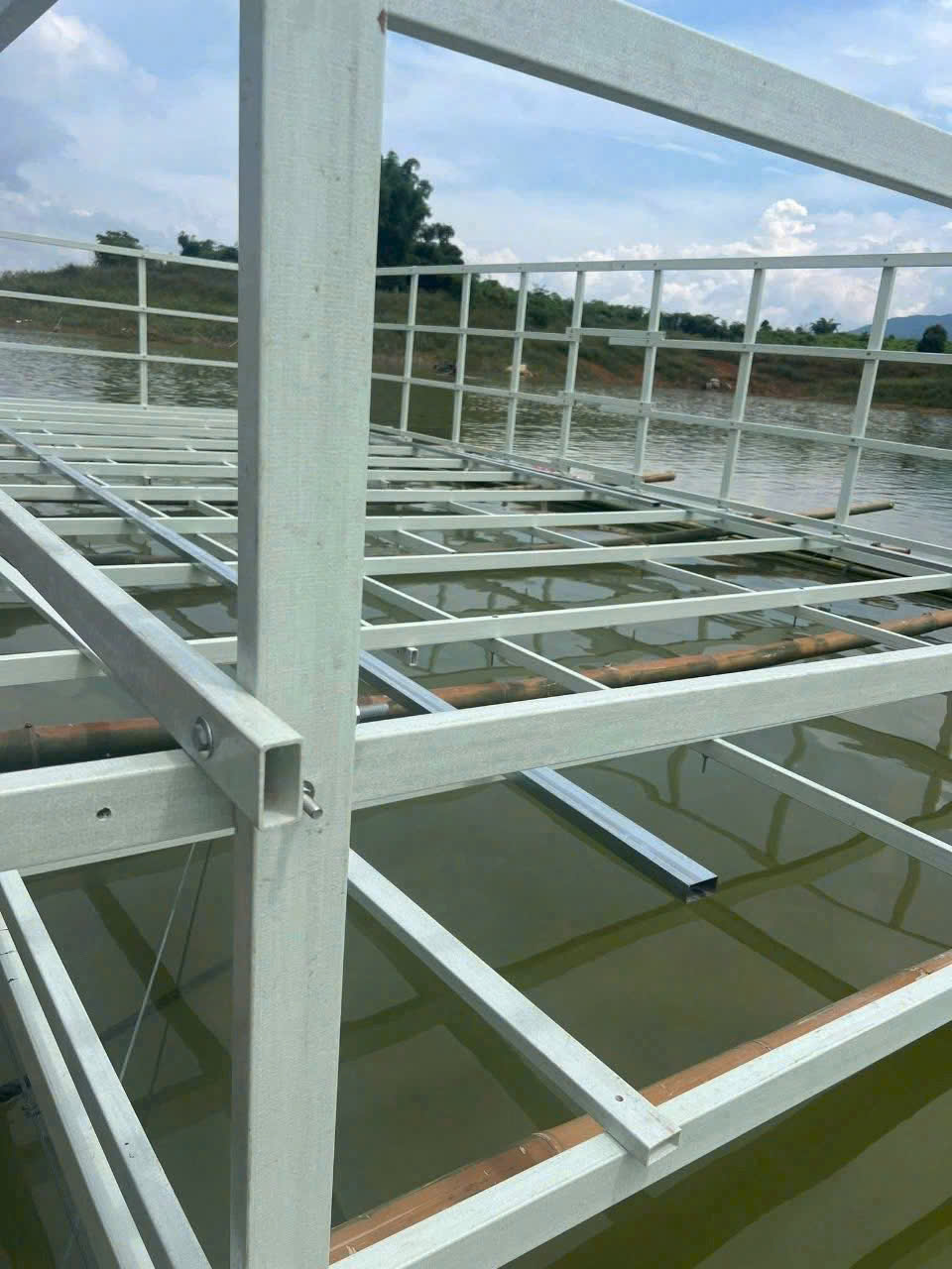 Khung FRP dạng ô cho bè cá đang lắp đặt