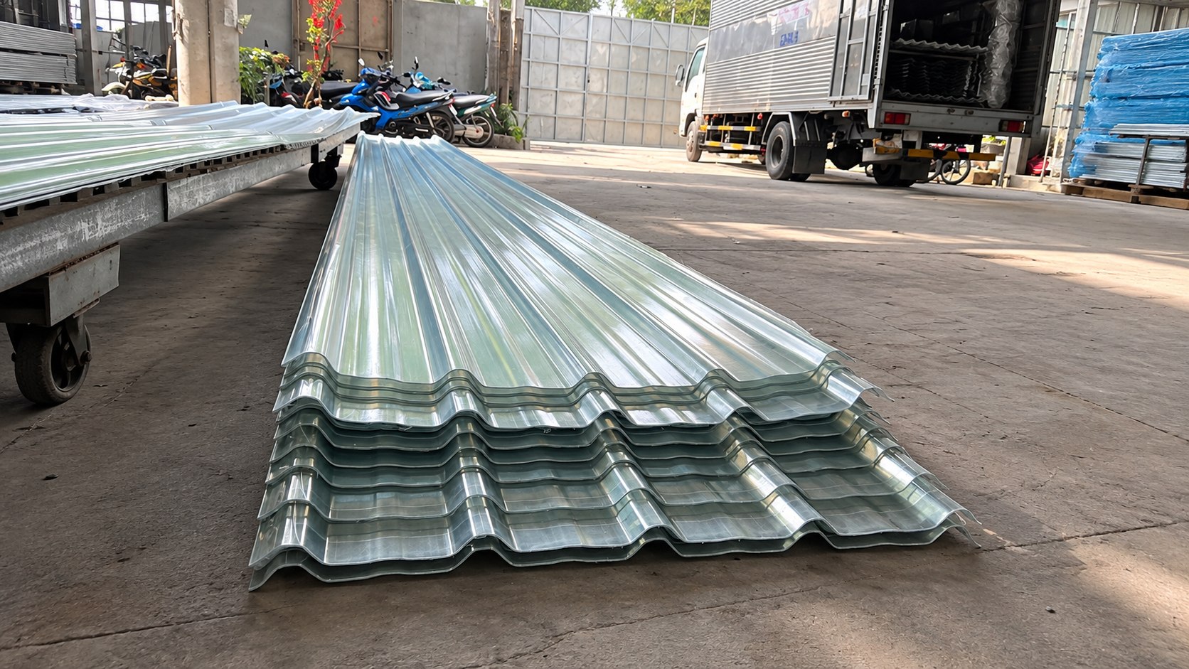 Tấm Lợp Lấy Sáng Composite Dày Bao Nhiêu Cho Nhà Xưởng?