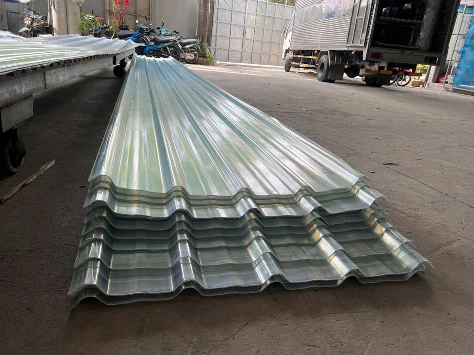 Tấm Lợp Lấy Sáng Composite Dày Bao Nhiêu Cho Nhà Xưởng?