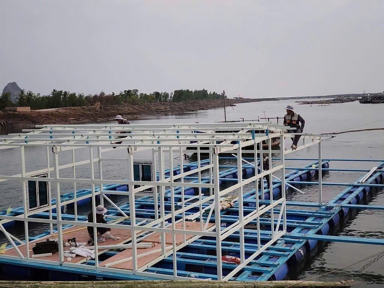 Công nhân lắp khung xà gồ Composite trên bè cá