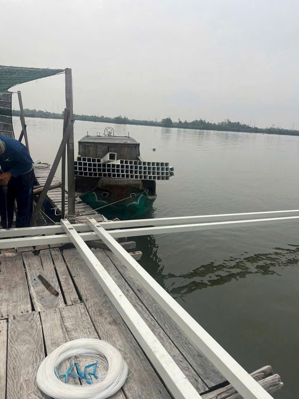 Vận chuyển thanh xà gồ Composite Hưng Thịnh Phát ra vị trí lắp bè cá