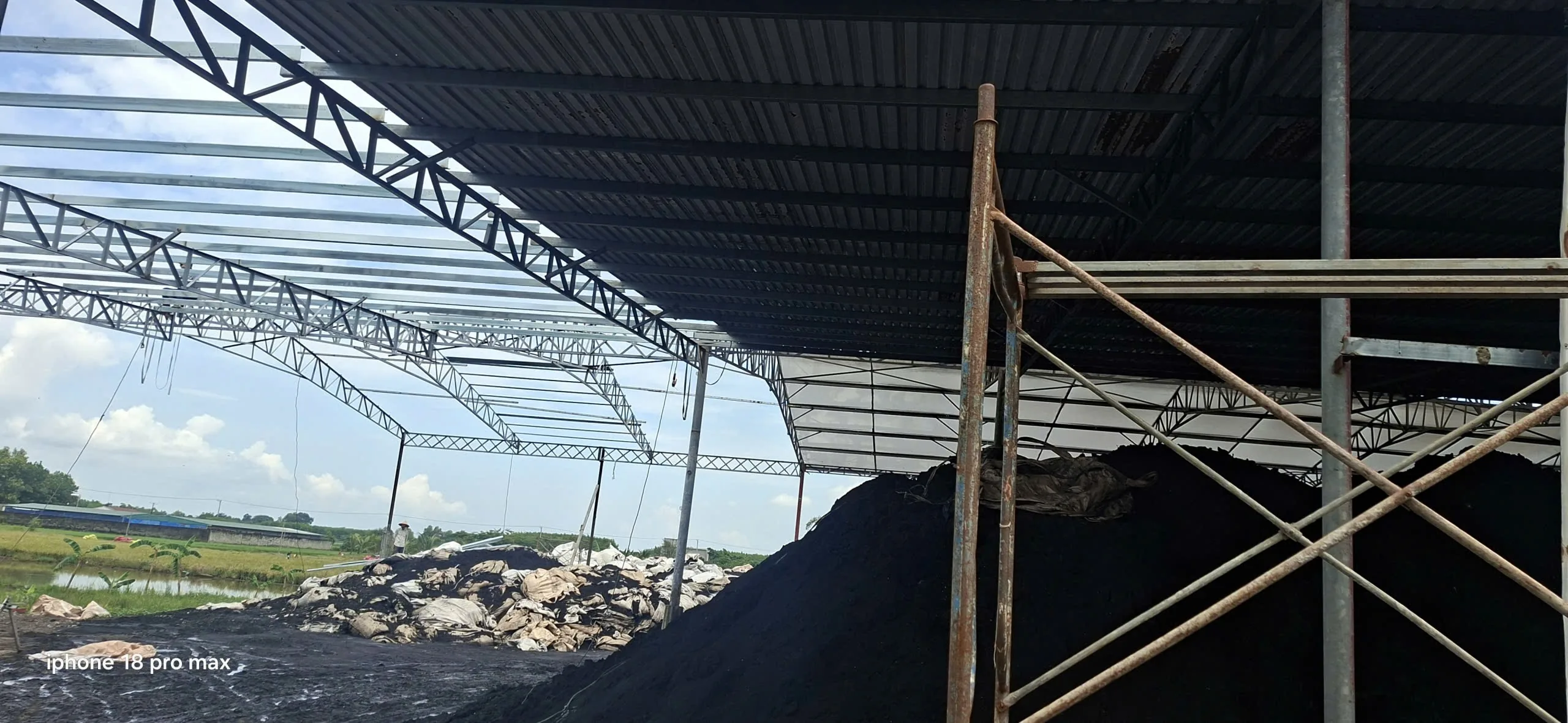 Khung thép và các dải mái lấy sáng tại khu vực phơi phân bón